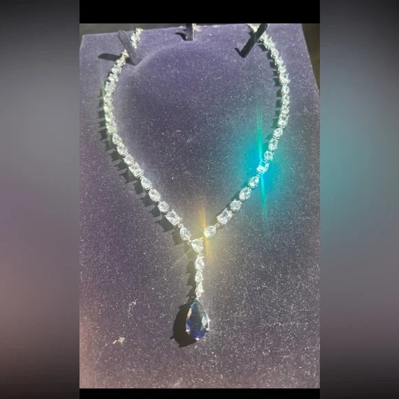 Oval cut sapphire and clear cut drop necklace with genuine swarovski elements - Picture 13 of 13